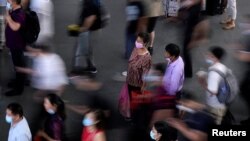 中国江苏省苏州火车站内戴着口罩的旅客 (2020年7月7日)