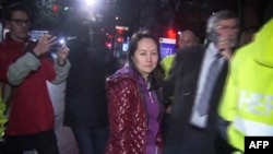 CTV向法新社提供的电视图像显示,华为技术公司首席财务官孟晚舟2018年12月11日在温哥华的不列颠哥伦比亚省高等法院举行的保释听证会后离开。