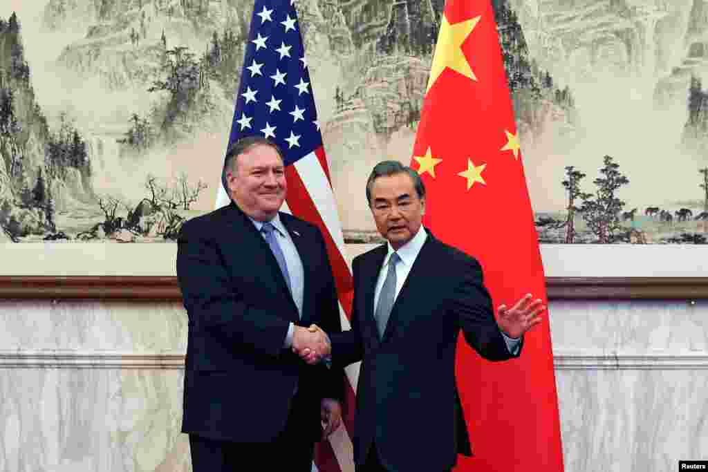 2018年10月8日中国外交部长王毅在北京钓鱼台国宾馆会见到访的美国国务卿蓬佩奥。蓬佩奥是在同朝鲜领导人金正恩会面后访问北京的。他向王毅介绍了情况,并直截了当地说:“我们对你描述的问题有根本的分歧,我们对于中国采取的行动表示严重关切。”王毅也在台湾和贸易摩擦等问题上抨击美国。王毅还要求美国“停止对中方的无端指责和损害中方核心利益的错误做法”。