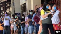 စကာၤပူနိုင်ငံရှိ Geylang Serai ဈေးမှာ ဈေးဝယ်ဖို့ တန်းစီနေကြသူတချို့ (ဧပြီ ၀၈၊ ၂၀၂၀)