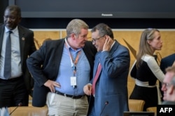 资料照片:世界卫生组织总干事谭德塞(右)在联合国会议上在与世卫组织紧急情况总干事迈克·瑞安交谈。