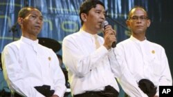 ၈၈ မျိုးဆက်ကျောင်းသားများအဖွဲ့ ခေါင်းဆောင်များဖြစ်သော ကိုမင်းကိုနိုင်၊ ကိုကိုကြီးနှင့် ကိုမြအေး။