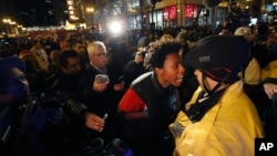 2015年11月25日夜晚,在芝加哥抗议期间,抗议者拉蒙·雷科德冲着警察大喊“朝我开16枪!”