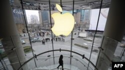 从上海的苹果商店里面向外看去 (资料照片)