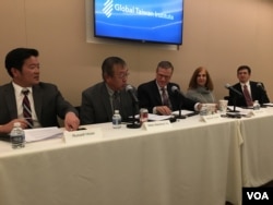 美国海军学院东亚及军事历史教授余茂春(左起第二人)在全球台湾研究中心台湾与印太战略座谈会上发言(资料照,美国之音钟辰芳拍摄)