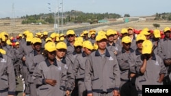 资料照:中国和埃塞俄比亚的建筑工人在亚的斯亚贝巴附近参加一条高速公路的开工仪式。(2014年5月5日)