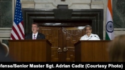 2016年4月12日,美国国防部部长卡特与印度国防部长马诺哈·帕里卡在印度新德里举行联合记者招待会。(资料照片)