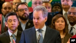 美国纽约州司法部长埃里克·施耐德曼在记者会上讲话(2018年4月3日)