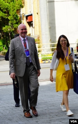 “台大無人載具(UAS)暨反無人機系統(C-UAS)論壇”于星期三(9月25日)在位于台北的台湾大学内举行,美国在台协会(AIT)台北处长谷立言(Raymond Greene)出席并发表讲话(美国之音特约记者庄志伟 拍摄)