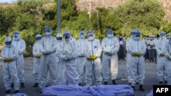 မန္တလေးမြို့မှာ ကိုဗစ်ရောဂါနဲ့သေဆုံးခဲ့သူများကို စေတနာ့ဝန်ထမ်းတွေက သုဿန်သို့သယ်ဆောင်လာကြစဉ်။ (ဇူလိုင် ၁၄၊ ၂၀၂၁)