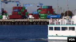 洛杉矶港码头韩进海运的蓝色集装箱(美国之音国符拍摄)