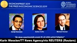 2019年诺贝尔经济学奖得主阿比吉特·班纳吉, 埃斯特·迪弗洛,以及迈克尔·克雷默 (从左到右)。