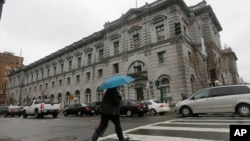 一位女士走过旧金山的第九联邦巡回上诉法院。(2017年2月8日)