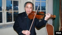 将在诺贝尔和平奖颁奖典礼上演出的张万钧在酒店房间内小试身手(美国之音王南拍摄)