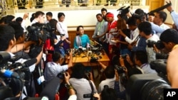 ဒေါ်အောင်ဆန်းစုကြည် သတင်းမီဒီယာနဲ့တွေ့ဆုံစဉ် (သြဂုတ်၊ ၂၀၁၅)