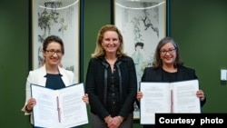 美国国际开发署副署长伊莎贝尔·科尔曼(中)2022年11月3日参加美国在台协会执行理事蓝莺(右)与驻美国台北经济文化代表处代表萧美琴签署美台国际发展与人道援助合作备忘录仪式。(取自美国国际发展署副署长伊莎贝尔·科尔曼推特)