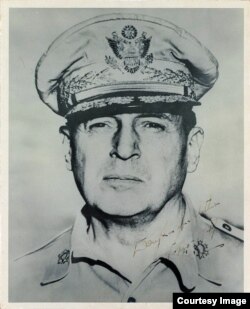 麦克阿瑟将军签名照 (杨苏棣提供)