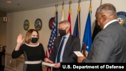 希克斯(Kathleen Hicks,左)2021年2月9日宣誓就任国防部副部长(美国国防部照片)