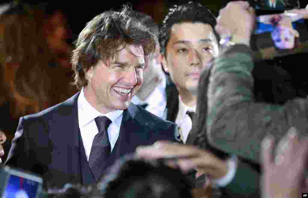 电影明星汤姆·克鲁斯参加影片《神隐任务:永不回头》("Jack Reacher: Never Go Back" )的东京首映式(2016年11月9日)。2017年夏季大片,好莱坞重启版《新木乃伊》("The Mummy" )以汤姆·克鲁斯为主打,他扮演的角色同带有毒咒的复活神灵展开追杀。