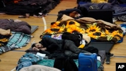 2022年4月5日,在墨西哥蒂华纳的一个体育馆等待进入美国的乌克兰难免。(美联社)