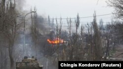 Російська бронемашина на одній з вулиць Маріуполя 11 квітня 2002 р.