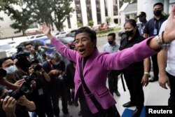 菲律宾著名记者雷萨在法庭宣布一项逃税罪不成立后见记者(路透社)