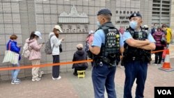 香港民主派初选47人案16名不认罪被告2月7日审讯第二日,警方仍然戒备森严,西九龙裁判法院大楼外,一连两日都有疑似”排队党”霸占旁听席的座位。 (美国之音汤惠芸)