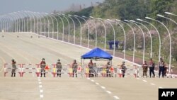 စစ်အာဏာသိမ်းမှုဖြစ်ပွားခဲ့တဲ့ ၂၀၂၁ခုနှစ် ဖေဖော်ဝါရီ ၁ ရက်နေ့က နေပြည်တော်တွင်လုံခြုံရေးယူနေသည့် စစ်သားတချို့