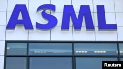 兰公司阿斯麦(ASML)是全球最重要的半导体设备生产商。针对荷兰政府扩大对光刻机出口管制的决定,中国政府“表示不满”。