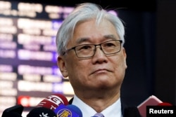 资料照:台湾最大的反对党国民党副主席夏立言在启程前往中国大陆前在台北桃园国际机场对媒体讲话。(2023年2月8日)