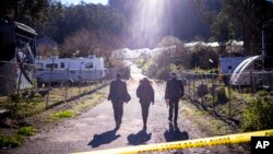 中情局特工走向加州半月湾一个农场的枪案现场。(2023年1月24日)