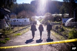 中情局特工走向加州半月湾枪击案凶嫌赵春利工作的农场。(2023年1月24日)