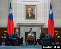 台湾总统蔡英文在台北总统府会见由前美军印太司令部司令、退役海军上将菲利普·戴维森(Philip Davidson )率领的一个美国智库国家亚洲研究局访问团。(2023年2月2日)