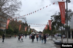 资料照:澳大利亚悉尼大学的学生迎来开学日。(2018年8月25日)