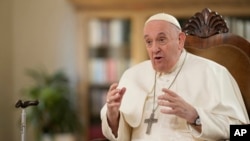 罗马天主教教宗方济各在梵蒂冈接受美联社专访。(2023年1月24日)