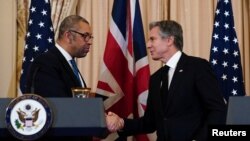 美国国务卿布林肯与英国外交大臣詹姆斯·克莱弗利(James Cleverly,左) 2023年1月17日在华盛顿共同见记者。(路透社)