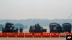 ၂၀၂၁ ခုနှစ် ဖေဖော်ဝါရီ ၂ ရက်နေ့က နေပြည်တော်တွင်တွေ့ရသည့် စစ်ကားတချို့