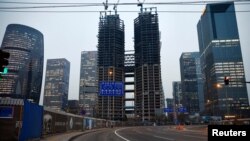 资料照片:北京金融区正在修建的高楼与空荡荡的街道。(2023年1月11日)