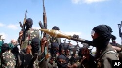 资料照片:索马里青年党武装人员正准备进入首都摩加迪沙。(2008年12月8日)