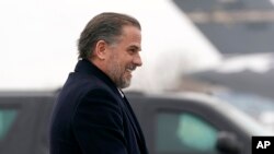 亨特·拜登在纽约州陪同父亲拜登总统登上“空军一号”专机。(2023年2月4日)