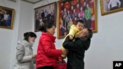 准备离开北京一家照相馆的一家人(2023年1月17日)