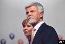 捷克当选总统帕维尔(Petr Pavel)与夫人艾娃在布拉格出席记者会。(2023年1月28日)