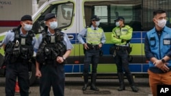 香港西九龙法庭将根据香港国安法审理民主派活动人士,港警在法庭外站岗。(2023年2月6日)