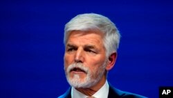 2023年1月28日,捷克共和国当选总统彼得·帕维尔在捷克共和国布拉格向他的支持者致意。(美联社照片)