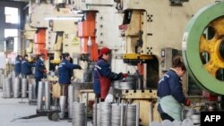 中国安徽淮北的一家工厂工人在铝制品生产线上工作。(2023年1月30日)