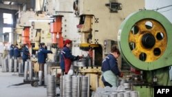 中国安徽淮北的一家工厂工人在铝制品生产线上工作。(2023年1月30日)