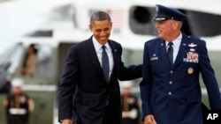 资料照片:时任美国总统奥巴马与时任美空军第89空运联队队长、空军上校的米尼汉(右)在安德鲁斯联合基地交谈。