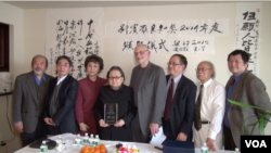 高耀洁与评委和部分嘉宾合影(美国之音方冰拍摄)