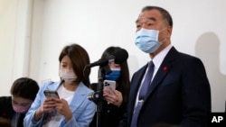 台湾国防部长邱国正(右一)在台北举行的记者会上讲话。(2022年3月10日)