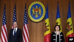 2022年3月6日,周日,美国国务卿安东尼·布林肯(左)在摩尔多瓦基希讷乌的政府大厦会见摩尔多瓦总理纳塔利娅·加夫里利策。